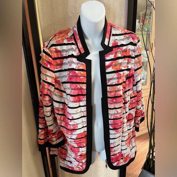 Hermann Lange Collection Eye Catching  Blazer in stripes of peach, white - Picture 2 of 9